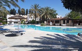 Paphos Resort - Sunny Garden Apt Near Pool, 5 Mins To Beach